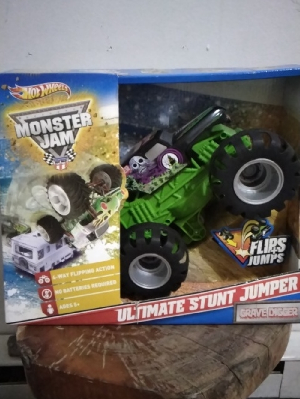 Hot Wheels Monster Jam Green Grave Digger Ultimate Stunt Jumper